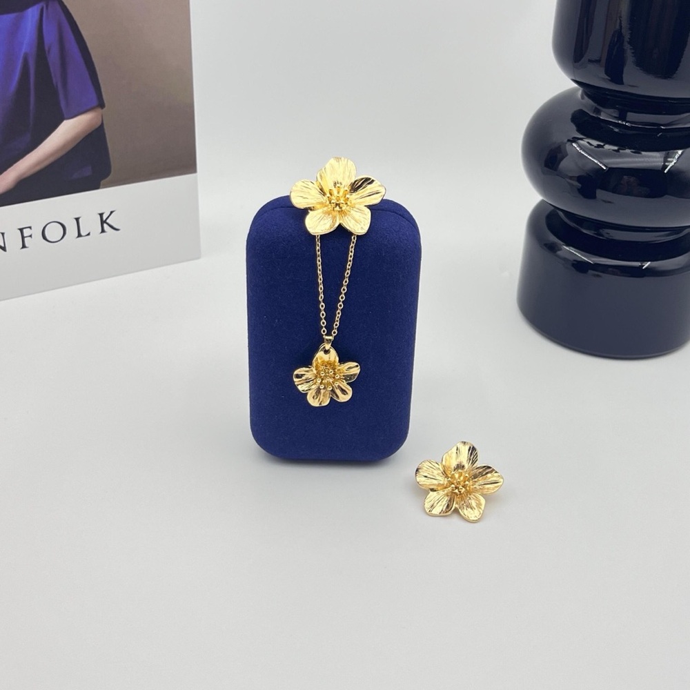 Elegant Gold Floral Jewelry Set - Picture 3 of 6